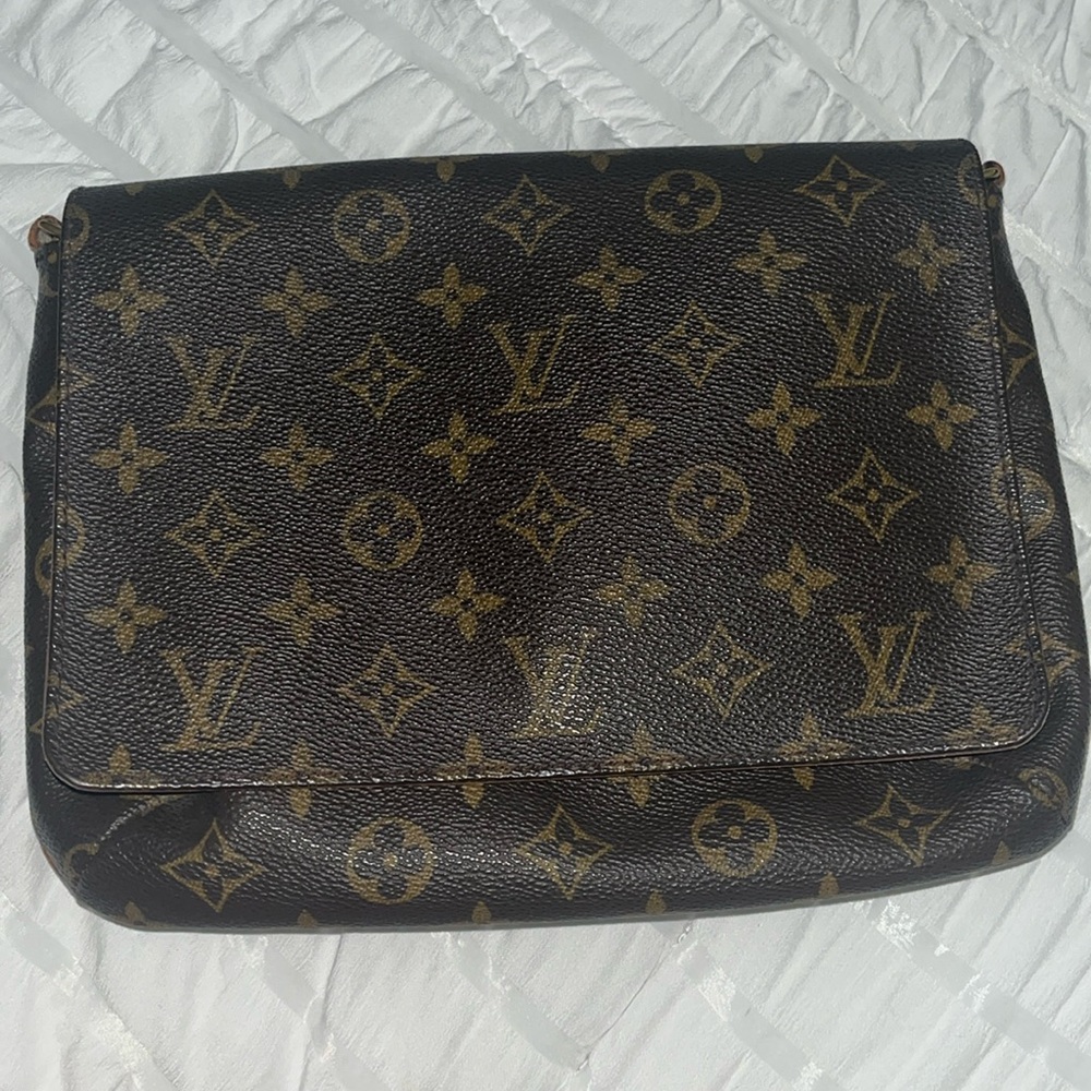 LV bag vintage ❤️ length is 10.5inch width is 8inch and height 2inch full.